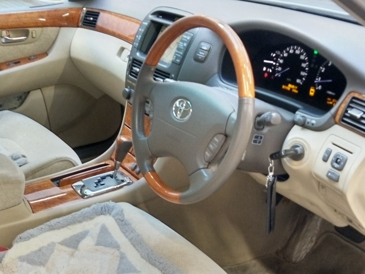 トヨタ セルシオ C仕様（2005年・9.7万km・ホワイト系）の中古車情報 