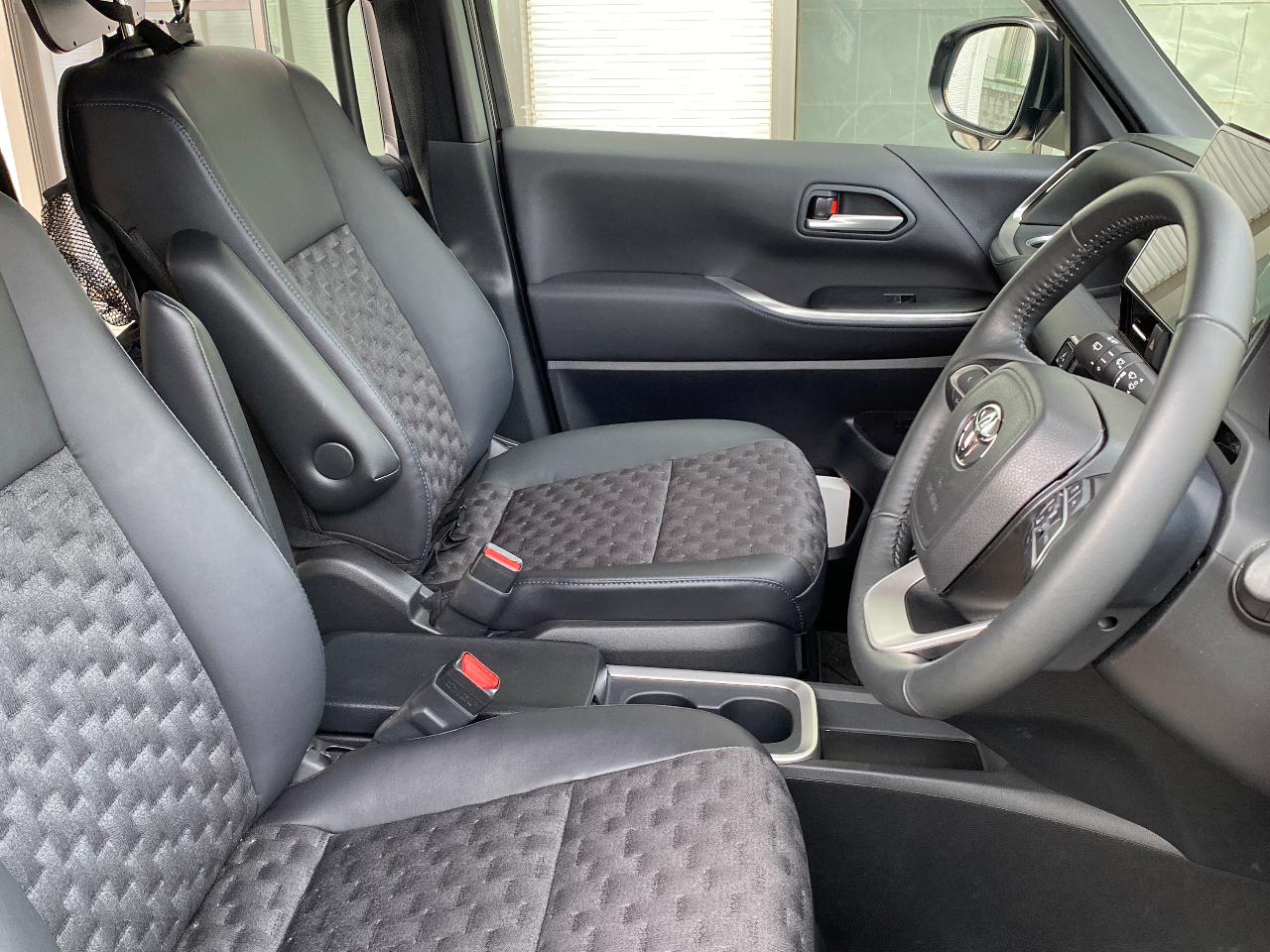 トヨタ ヴォクシー ハイブリッドS-Z（2023年・0.9万km・ブラック