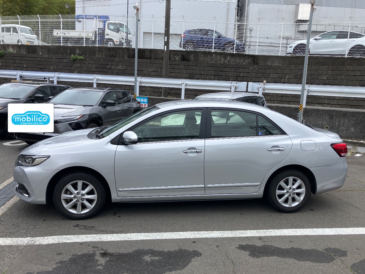 トヨタ プレミオ 1.5F Lパッケージ（2018年・1.7万km・シルバー系）の