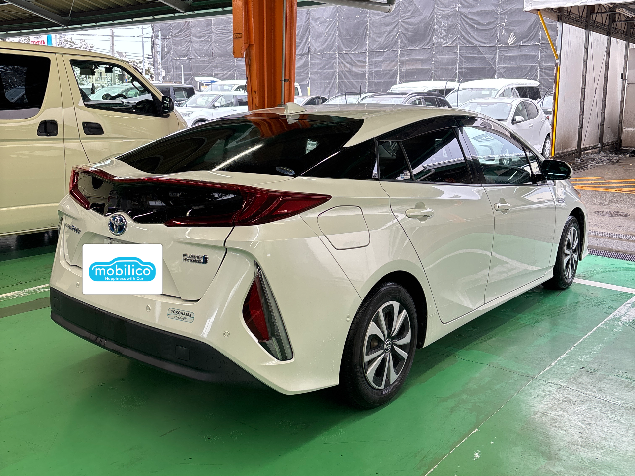 トヨタ プリウスPHV A（2017年・0.6万km・ホワイト系）の中古車情報