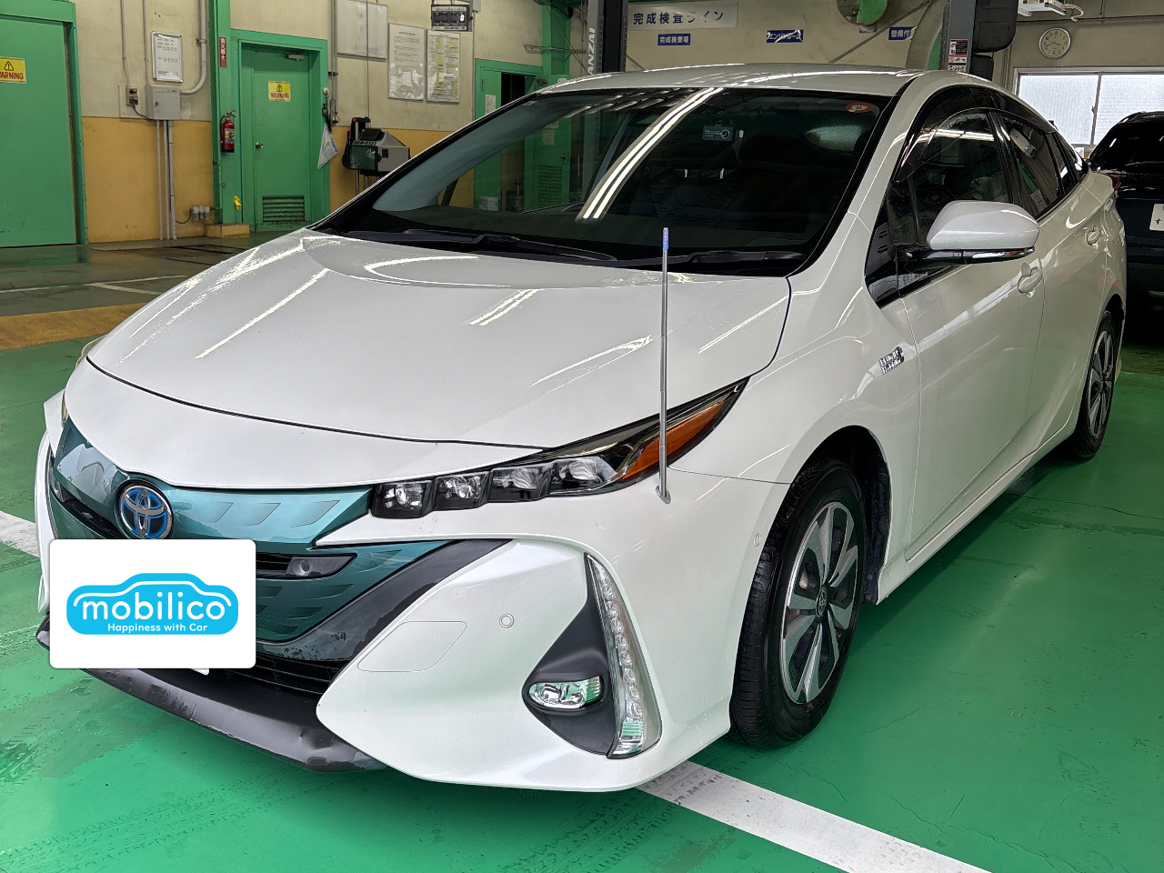 トヨタ プリウスPHV A（2017年・0.6万km・ホワイト系）の中古車情報