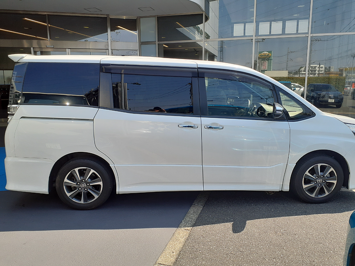 トヨタ ヴォクシー ZS 煌III（2021年・1.7万km・ホワイト系）の中古車